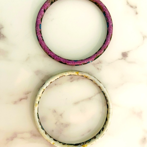 Gorgeous pair of Cloisonné vintage bangles. Floral purple and white. - Picture 2 of 2